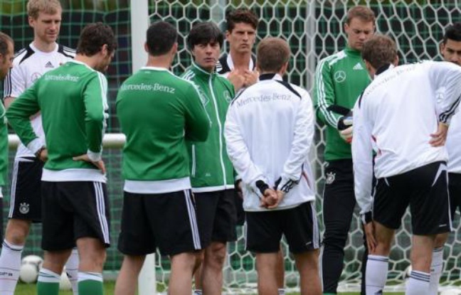 L'Allemagne et les Pays-Bas, deux des favoris de l'Euro-2012 versés dans le "groupe de la mort", vont se tester samedi face aux deux outsiders, respectivement le Portugal et le Danemark, qui rêvent de frapper un grand coup pour la première journée du groupe B L'Allemagne et les Pays-Bas, deux des favoris de l'Euro-2012 versés dans le "groupe de la mort", vont se tester samedi face aux deux outsiders, respectivement le Portugal et le Danemark, qui rêvent de frapper un grand coup pour la première journée du groupe B