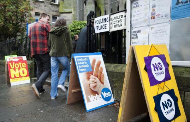 Des Ecossais se rendent dans un bureau de vote pour participer au référendum sur l'indépendance de l'Ecosse, le 18 septembre 2014 à Edimbourg Des Ecossais se rendent dans un bureau de vote pour participer au référendum sur l'indépendance de l'Ecosse, le 18 septembre 2014 à Edimbourg
