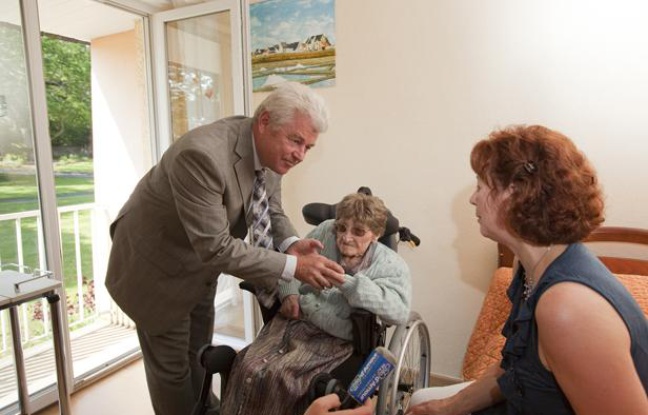 La doyenne des Français, Marie-Thérèse Bardet (au milieu), avec le président du Conseil général de Loire-Atlantique, Philippe Grosvalet (à gauche), le 25 mai 2012. La doyenne des Français, Marie-Thérèse Bardet (au milieu), avec le président du Conseil général de Loire-Atlantique, Philippe Grosvalet (à gauche), le 25 mai 2012.