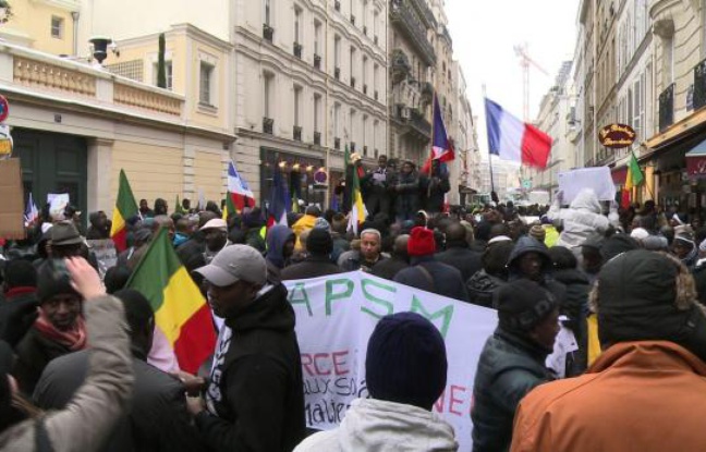 Quelque 200 Maliens résidant en France ont manifesté samedi devant l'ambassade du Mali à Paris pour afficher leur reconnaissance après l'intervention de l'armée française dans leur pays, a constaté un journaliste de l'AFP. Quelque 200 Maliens résidant en France ont manifesté samedi devant l'ambassade du Mali à Paris pour afficher leur reconnaissance après l'intervention de l'armée française dans leur pays, a constaté un journaliste de l'AFP.