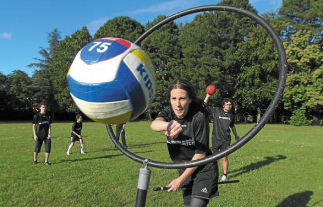 Les membres du Nantes Quidditch s'entraînent chaque semaine sur le campus du Tertre. Les membres du Nantes Quidditch s'entraînent chaque semaine sur le campus du Tertre.