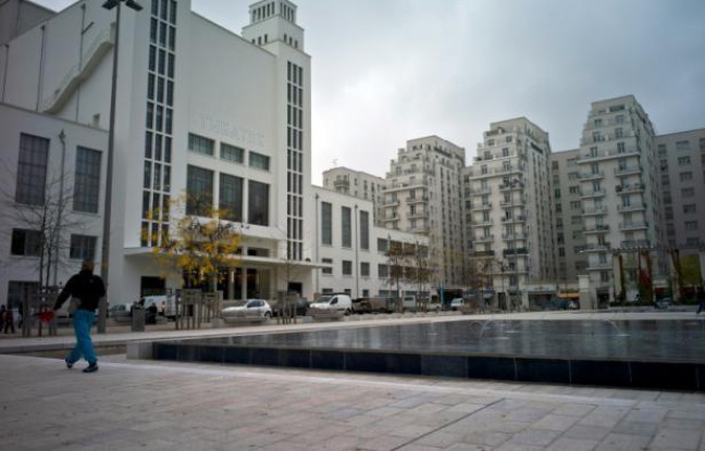 Un homme passe devant le Théâtre national populaire de Villeurbanne, dans la banlieue lyonnaise, le 8 novembre 2011 Un homme passe devant le Théâtre national populaire de Villeurbanne, dans la banlieue lyonnaise, le 8 novembre 2011