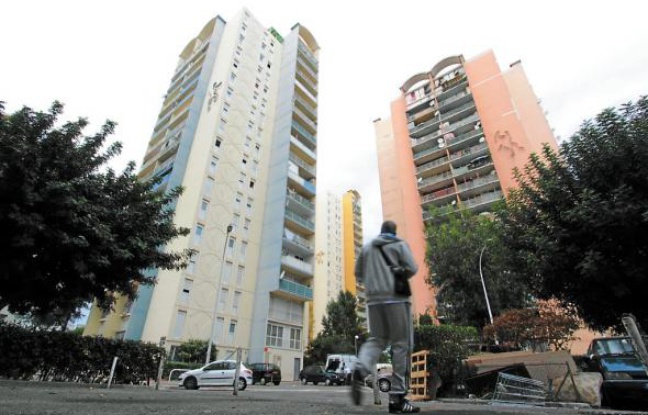 Les habitants de cette zone « sensible » espèrent voir intervenir du personnel recruté dans le quartier. Les habitants de cette zone « sensible » espèrent voir intervenir du personnel recruté dans le quartier.