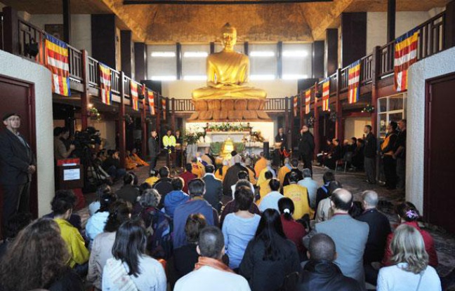Des fidèles participent à une cérémonie, le 27 septembre 2009 à la Grande Pagode de Vincennes, près de Paris. Des fidèles participent à une cérémonie, le 27 septembre 2009 à la Grande Pagode de Vincennes, près de Paris.