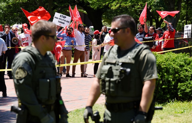 Des supporters d'Ergan protestent devant la Maison Blanche contre les opposants kurdes, lors de la visite d'Erdogan à Donald Trump à Washington, le 17 mai 2017.
Des supporters d'Ergan protestent devant la Maison Blanche contre les opposants kurdes, lors de la visite d'Erdogan à Donald Trump à Washington, le 17 mai 2017.