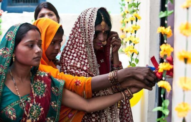 Etincelantes de propreté, décorées de fleurs en plastique et de ballons pour la fête organisée en leur honneur, les toilettes de la nouvelle maison de Priyanka Bharti, une jeune mariée, symbolisent l'émancipation des Indiennes, en particulier à la campagne. Etincelantes de propreté, décorées de fleurs en plastique et de ballons pour la fête organisée en leur honneur, les toilettes de la nouvelle maison de Priyanka Bharti, une jeune mariée, symbolisent l'émancipation des Indiennes, en particulier à la campagne.