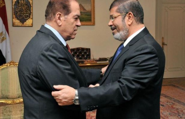 Le président égyptien élu, Mohammad Morsi, issu des Frères musulmans, va prêter serment samedi mais une polémique l'oppose à l'armée sur la procédure à suivre en vue du transfert du pouvoir. Le président égyptien élu, Mohammad Morsi, issu des Frères musulmans, va prêter serment samedi mais une polémique l'oppose à l'armée sur la procédure à suivre en vue du transfert du pouvoir.