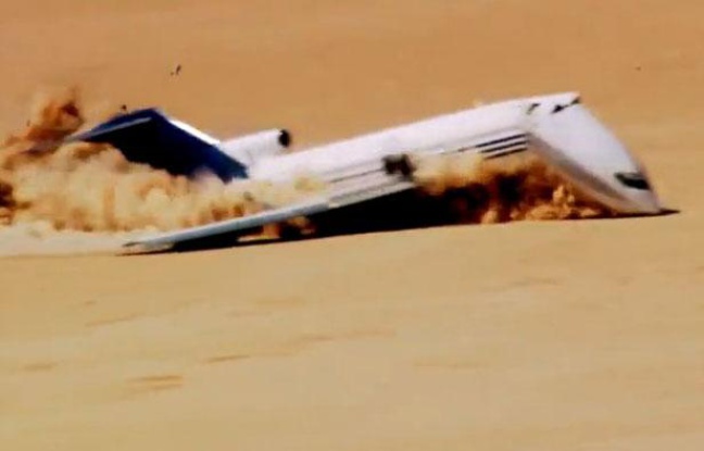 Crash d'un Boeing dans le désert mexicain pour une émission de télévision américaine. Crash d'un Boeing dans le désert mexicain pour une émission de télévision américaine.