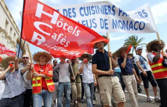 Cuisines, casinos, palaces, ou banques de la principauté de Monaco ont été abandonnés jeudi après-midi par des centaines de salariés du privé, décidés à scander leur inquiétude et défendre dans la rue un système de retraites en passe d'être réformé. Cuisines, casinos, palaces, ou banques de la principauté de Monaco ont été abandonnés jeudi après-midi par des centaines de salariés du privé, décidés à scander leur inquiétude et défendre dans la rue un système de retraites en passe d'être réformé.