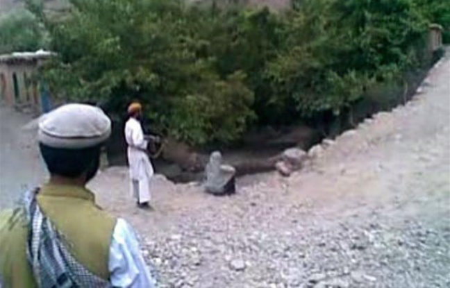 Les autorités afghanes ont lancé une chasse à l'homme pour retrouver les coupables, des talibans selon elles, de l'exécution sommaire d'une femme soupçonnée d'adultère dont l'insoutenable vidéo a choqué en Occident, a-t-on appris lundi de sources concordantes. Les autorités afghanes ont lancé une chasse à l'homme pour retrouver les coupables, des talibans selon elles, de l'exécution sommaire d'une femme soupçonnée d'adultère dont l'insoutenable vidéo a choqué en Occident, a-t-on appris lundi de sources concordantes.