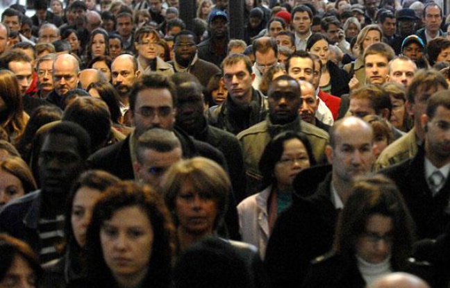 Foule à la gare Saint-Lazare à Paris, le 18 octobre 2007
Foule à la gare Saint-Lazare à Paris, le 18 octobre 2007