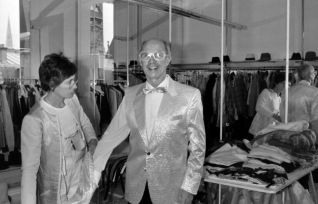 Le couturier français André Courrèges et son épouse Coqueline dans son atelier à Paris Le couturier français André Courrèges et son épouse Coqueline dans son atelier à Paris