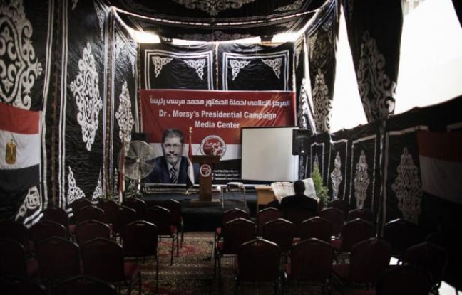 Le second tour de la présidentielle en Egypte devrait opposer le candidat des Frères musulmans, Mohammed Morsi, à un symbole du régime du président déchu Hosni Moubarak, Ahmad Chafiq, selon des résultats donnés vendredi par la confrérie islamiste et la presse. Le second tour de la présidentielle en Egypte devrait opposer le candidat des Frères musulmans, Mohammed Morsi, à un symbole du régime du président déchu Hosni Moubarak, Ahmad Chafiq, selon des résultats donnés vendredi par la confrérie islamiste et la presse.