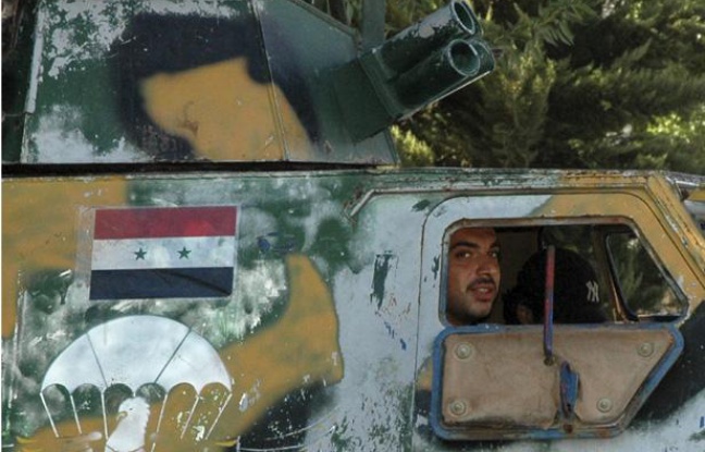 Un soldat syrien dans un véhicule de l'armée dans une rue d'Hama, en Syrie, le 11 août 2011. Un soldat syrien dans un véhicule de l'armée dans une rue d'Hama, en Syrie, le 11 août 2011.