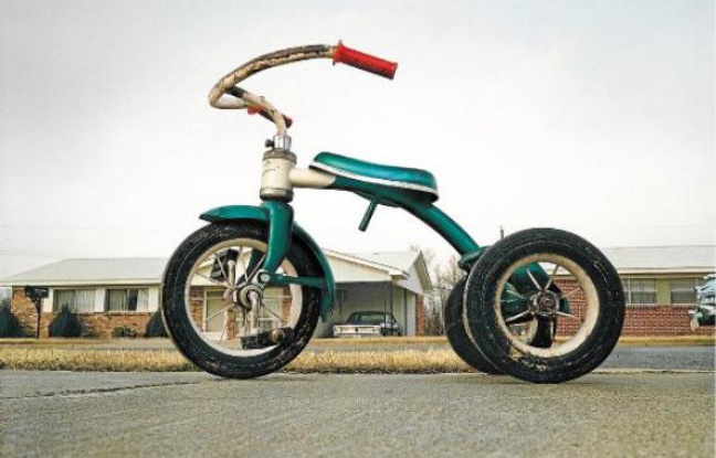 Tricycle de William Eggleston (1970) a été adjugé 578 500 dollars lors d'une vente en mars. Tricycle de William Eggleston (1970) a été adjugé 578 500 dollars lors d'une vente en mars.
