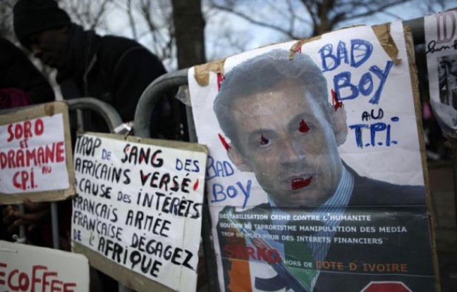Deux cent cinquante personnes selon la police, 500 selon les organisateurs, ont manifesté samedi devant le centre de détention de la Cour pénale internationale (CPI) à La Haye où est écroué l'ancien président ivoirien Laurent Gbagbo, soupçonné de crimes contre l'humanité, a constaté une journaliste de l'AFP. Deux cent cinquante personnes selon la police, 500 selon les organisateurs, ont manifesté samedi devant le centre de détention de la Cour pénale internationale (CPI) à La Haye où est écroué l'ancien président ivoirien Laurent Gbagbo, soupçonné de crimes contre l'humanité, a constaté une journaliste de l'AFP.