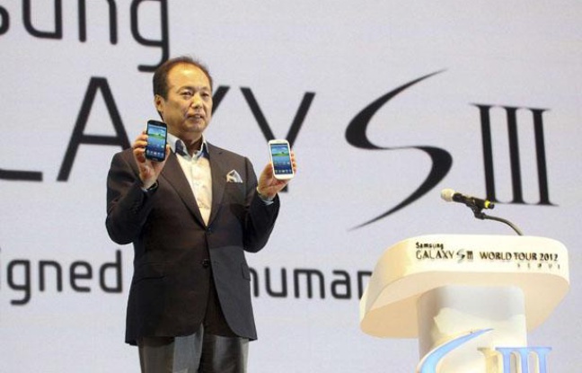 Shin Jong-kyun, le président de la division mobile de Samsung, pose avec le nouveau smartphone du groupe, le Galaxy S3.
Shin Jong-kyun, le président de la division mobile de Samsung, pose avec le nouveau smartphone du groupe, le Galaxy S3.