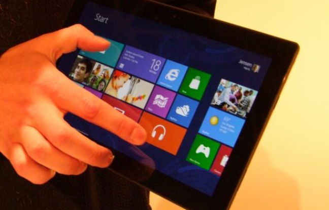 La tablette Surface de Microsoft devrait sortir à l'automne 2012. La tablette Surface de Microsoft devrait sortir à l'automne 2012.