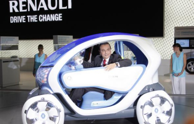 Le PDG de Renault, Carlos Ghosn, assis dans un prototype de Twizy Z.E, voiture sans émission, le 15 septembre 2009 à Francfort. Le PDG de Renault, Carlos Ghosn, assis dans un prototype de Twizy Z.E, voiture sans émission, le 15 septembre 2009 à Francfort.