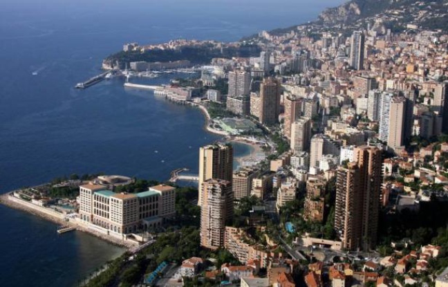 Des salariés du secteur privé de Monaco - dont les croupiers des casinos, les employés de l'hôtellerie ou encore le personnel hospitalier - commençaient jeudi à débrayer pour aller défendre dans la rue leur système de retraites en passe d'être réformé. Des salariés du secteur privé de Monaco - dont les croupiers des casinos, les employés de l'hôtellerie ou encore le personnel hospitalier - commençaient jeudi à débrayer pour aller défendre dans la rue leur système de retraites en passe d'être réformé.