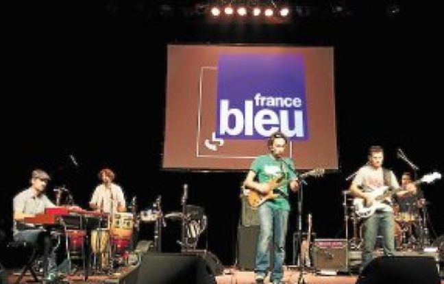 Pas moins d'une dizaine de scènes fixes sont recensées à Grenoble, dont celle du 10e Trophée France Bleu Isère, au Jardin de Ville, parrainé par Pep's (à dr.). Pas moins d'une dizaine de scènes fixes sont recensées à Grenoble, dont celle du 10e Trophée France Bleu Isère, au Jardin de Ville, parrainé par Pep's (à dr.).