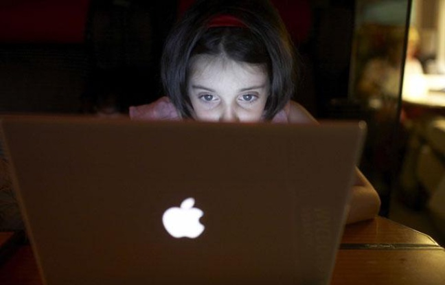 Jeune fille devant son ordinateur. Jeune fille devant son ordinateur.