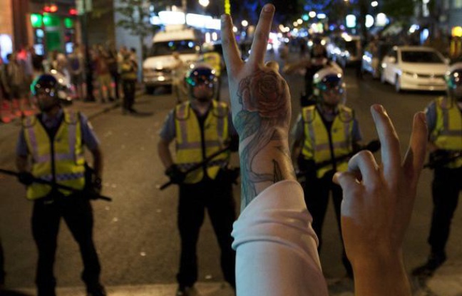 Des manifestants québécois face à la police lors d'une manifestation contre la «loi spéciale» instaurée au Québec (lundi 21 mai 2012) Des manifestants québécois face à la police lors d'une manifestation contre la «loi spéciale» instaurée au Québec (lundi 21 mai 2012)