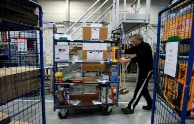 Un employé de CDiscount dans les rayons de l'entrepôt de Cestas le 14 décembre 2012 Un employé de CDiscount dans les rayons de l'entrepôt de Cestas le 14 décembre 2012