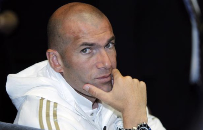 L'ancien joueur de l'équipe de France, Zinédine Zidane le 11 juillet 2011 à Los Angeles. L'ancien joueur de l'équipe de France, Zinédine Zidane le 11 juillet 2011 à Los Angeles.