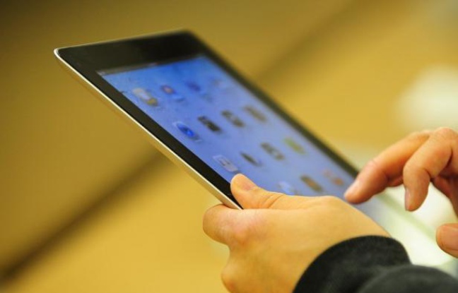 Près de trois foyers français sur quatre sont équipés d'au moins un ordinateur et lorgnent de plus en plus sur les tablettes multimédia, illustrant une tendance au "multi-équipement" qui se développe au sein des familles, selon une étude Médiamétrie et GfK publiée jeudi. Près de trois foyers français sur quatre sont équipés d'au moins un ordinateur et lorgnent de plus en plus sur les tablettes multimédia, illustrant une tendance au "multi-équipement" qui se développe au sein des familles, selon une étude Médiamétrie et GfK publiée jeudi.