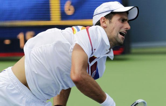 Novak Djokovic au service en finale du tournoi de Cincinnati contre Andy Murray, le 21 aout 2011. Novak Djokovic au service en finale du tournoi de Cincinnati contre Andy Murray, le 21 aout 2011.
