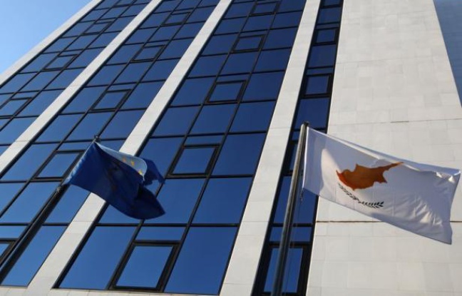 La République de Chypre doit prendre le 1er juillet la présidence semestrielle de l'Union européenne mais la petite île méditerranéenne, toujours divisée entre une partie grecque et une autre turque, est en pleine tourmente économique. La République de Chypre doit prendre le 1er juillet la présidence semestrielle de l'Union européenne mais la petite île méditerranéenne, toujours divisée entre une partie grecque et une autre turque, est en pleine tourmente économique.