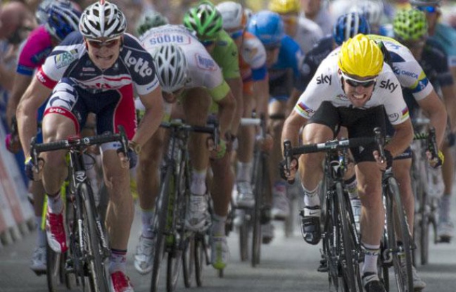 André greipel (à gauche) et Mark Cavendish (à droite) se disputent le sprint de la 2e étape du Tour de France, le 2 juillet 2012, à Tournai. André greipel (à gauche) et Mark Cavendish (à droite) se disputent le sprint de la 2e étape du Tour de France, le 2 juillet 2012, à Tournai.