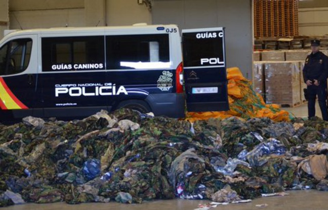 La police espagnole a annoncé la saisie de 20.000 uniformes destinés aux djihadistes en Irak et en Syrie. La police espagnole a annoncé la saisie de 20.000 uniformes destinés aux djihadistes en Irak et en Syrie.