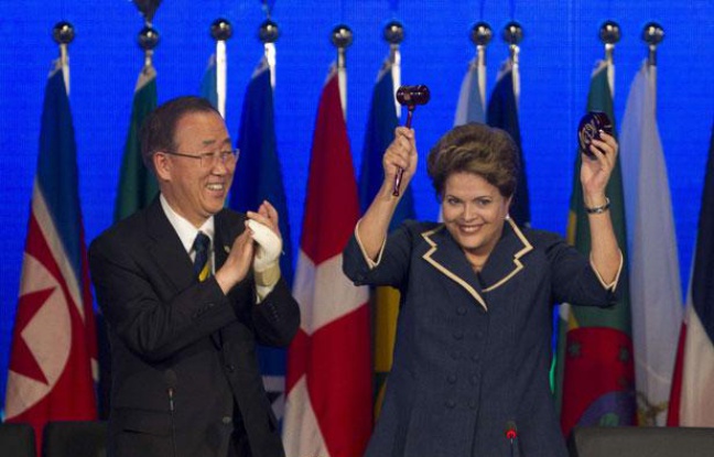 Dilma Rousseff, présidente du Brésil, clôt le sommet Rio+20 au côté du secrétaire général des Nations unies, Ban Ki-moon, le 22 juin 2012. Dilma Rousseff, présidente du Brésil, clôt le sommet Rio+20 au côté du secrétaire général des Nations unies, Ban Ki-moon, le 22 juin 2012.