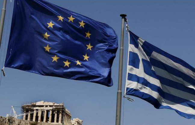 Les drapeaux de l'Union européenne et de la Grèce près du Parthénon (Athènes) en juillet 2011. Les drapeaux de l'Union européenne et de la Grèce près du Parthénon (Athènes) en juillet 2011.