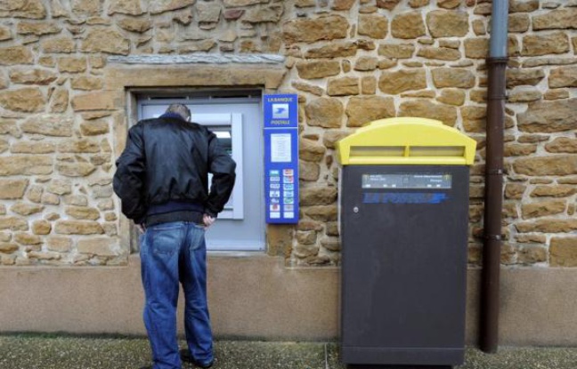 Jusqu'alors, les habitants de Chessy-les-Mines, village de quelque 1.600 âmes, devaient en effet faire près de cinq kilomètres pour trouver le distributeur le plus proche, a-t-il ajouté. Et seuls les titulaires d'un compte à La Banque postale pouvaient retirer de l'argent sur place, aux horaires d'ouverture du guichet. Jusqu'alors, les habitants de Chessy-les-Mines, village de quelque 1.600 âmes, devaient en effet faire près de cinq kilomètres pour trouver le distributeur le plus proche, a-t-il ajouté. Et seuls les titulaires d'un compte à La Banque postale pouvaient retirer de l'argent sur place, aux horaires d'ouverture du guichet.