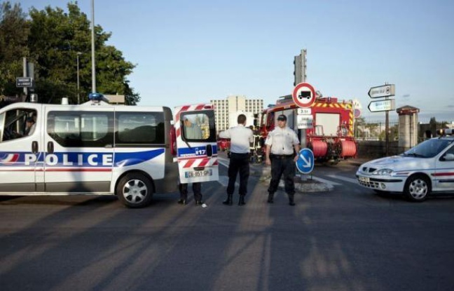 L'homme armé, qui retenait en otage lundi à son domicile de Dijon les parents de son ex-concubine a été trouvé mort, ainsi que son ancienne belle-mère, tandis que son mari a été découvert en état de choc, a-t-on appris auprès du parquet. L'homme armé, qui retenait en otage lundi à son domicile de Dijon les parents de son ex-concubine a été trouvé mort, ainsi que son ancienne belle-mère, tandis que son mari a été découvert en état de choc, a-t-on appris auprès du parquet.