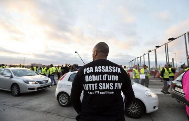 Deux cents salariés de l'usine PSA d'Aulnay-sous-Bois (Seine-Saint-Denis), selon la gendarmerie, se sont installés au péage autoroutier de Senlis (Oise) vendredi à 7H30 et laissent passer gratuitement tous les véhicules pour protester contre la fermeture annoncée de leur usine, a constaté une journaliste de l'AFP. Deux cents salariés de l'usine PSA d'Aulnay-sous-Bois (Seine-Saint-Denis), selon la gendarmerie, se sont installés au péage autoroutier de Senlis (Oise) vendredi à 7H30 et laissent passer gratuitement tous les véhicules pour protester contre la fermeture annoncée de leur usine, a constaté une journaliste de l'AFP.