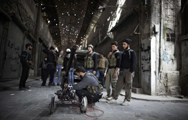 Des combattants de l'Armée syrienne libre à Alep, en Syrie, le 12 mars 2013. Des combattants de l'Armée syrienne libre à Alep, en Syrie, le 12 mars 2013.