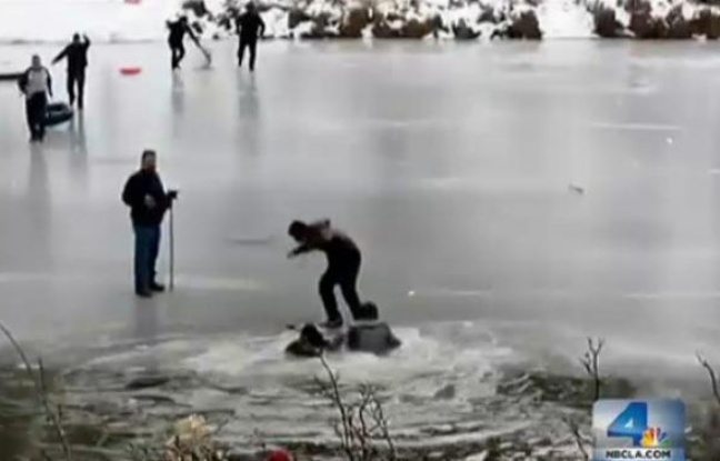 Des paineurs tombent à l'eau le 25/12/2012 sur le lac partiellement gelé Jackson Lake à Wrightwood au nord de San Francisco (Californie). Des paineurs tombent à l'eau le 25/12/2012 sur le lac partiellement gelé Jackson Lake à Wrightwood au nord de San Francisco (Californie).