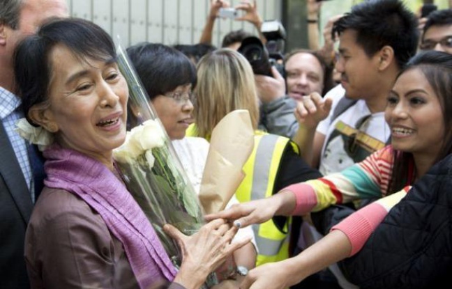 L'opposante birmane Aung San Suu Kyi arrive mardi à Paris, dernière étape d'une tournée européenne triomphale au cours de laquelle la "Dame de Rangoun" sera reçue par le président François Hollande et célébrée pendant trois jours à l'égal d'un chef d'Etat. L'opposante birmane Aung San Suu Kyi arrive mardi à Paris, dernière étape d'une tournée européenne triomphale au cours de laquelle la "Dame de Rangoun" sera reçue par le président François Hollande et célébrée pendant trois jours à l'égal d'un chef d'Etat.