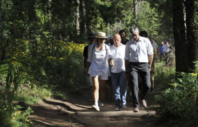 Sans leur leader, en repos forcé après une fracture à la cheville, les lieutenants du candidat à la présidence de l'UMP François Fillon, emmenés par Laurent Wauquiez, ont occupé le terrain dimanche en grimpant le mont Mézenc (Haute-Loire) devant les caméras. Sans leur leader, en repos forcé après une fracture à la cheville, les lieutenants du candidat à la présidence de l'UMP François Fillon, emmenés par Laurent Wauquiez, ont occupé le terrain dimanche en grimpant le mont Mézenc (Haute-Loire) devant les caméras.