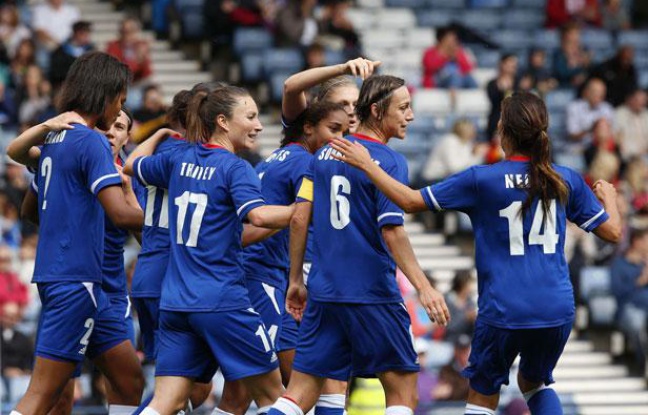 L'équipe de France célèbre le deuxième but inscrit par Wendy Renard face à la Suède, en quart de finale des Jeux olympiques, à Glasgow, le 3 août 2012. L'équipe de France célèbre le deuxième but inscrit par Wendy Renard face à la Suède, en quart de finale des Jeux olympiques, à Glasgow, le 3 août 2012.