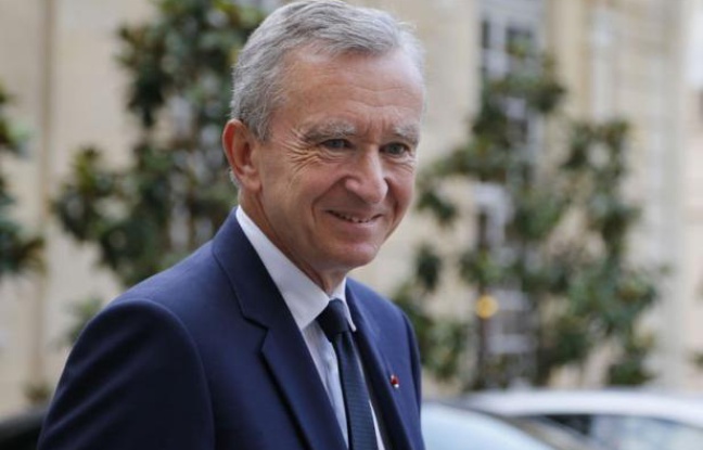 Bernard Arnault, patron du groupe de luxe LVMH, a décidé lundi de porter plainte contre le journal Libération pour "injures publiques proférées à son égard", après la Une choc du quotidien -"Casse-toi riche con!"- fustigeant sa demande de naturalisation belge. Bernard Arnault, patron du groupe de luxe LVMH, a décidé lundi de porter plainte contre le journal Libération pour "injures publiques proférées à son égard", après la Une choc du quotidien -"Casse-toi riche con!"- fustigeant sa demande de naturalisation belge.