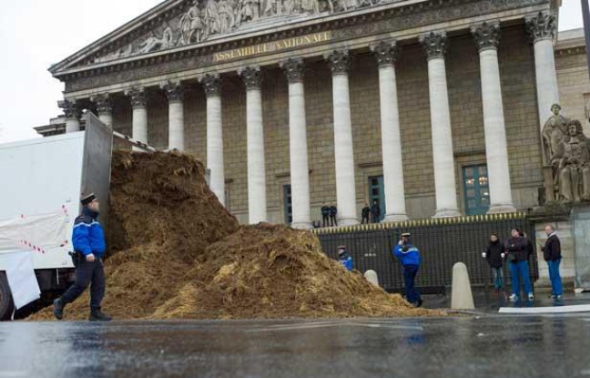 Le 16 janvier 2014, un camion déverse du fumier devant l'Assemblée nationale. Le 16 janvier 2014, un camion déverse du fumier devant l'Assemblée nationale.
