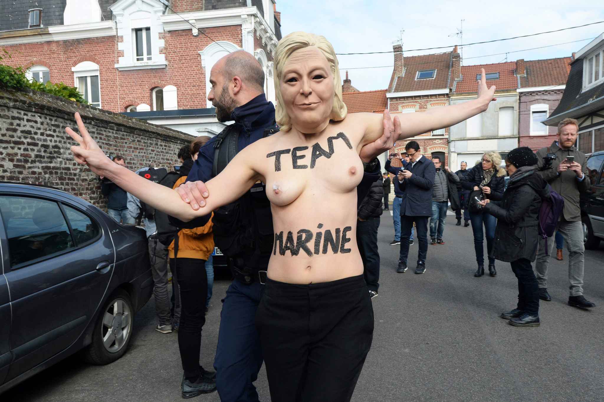 Femme seule heureuse