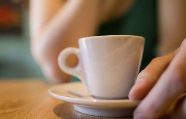 Illustration: Une femme tenant un tasse de café. Illustration: Une femme tenant un tasse de café.