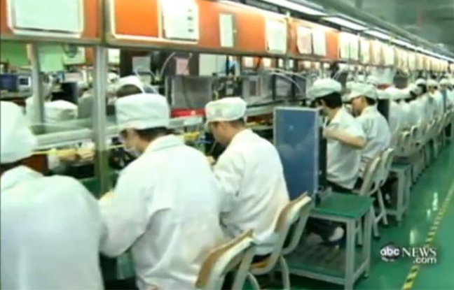 Capture d'écran du reportage de la chaîne de télévision américaine ABC, dans les coulisses des usines chinoises de Foxconn, sous-traitant d'Apple. Capture d'écran du reportage de la chaîne de télévision américaine ABC, dans les coulisses des usines chinoises de Foxconn, sous-traitant d'Apple.