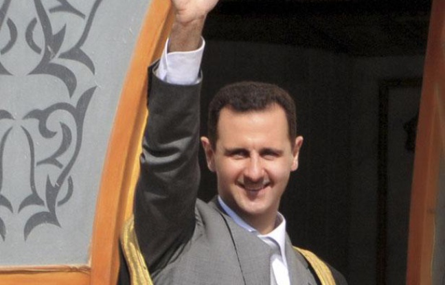 Le président syrien Bachar al-Assad salue la foule lors d'une visite dans al ville d'Ar-Raqqa, en Syrie, le 6 novembre 2011. Le président syrien Bachar al-Assad salue la foule lors d'une visite dans al ville d'Ar-Raqqa, en Syrie, le 6 novembre 2011.